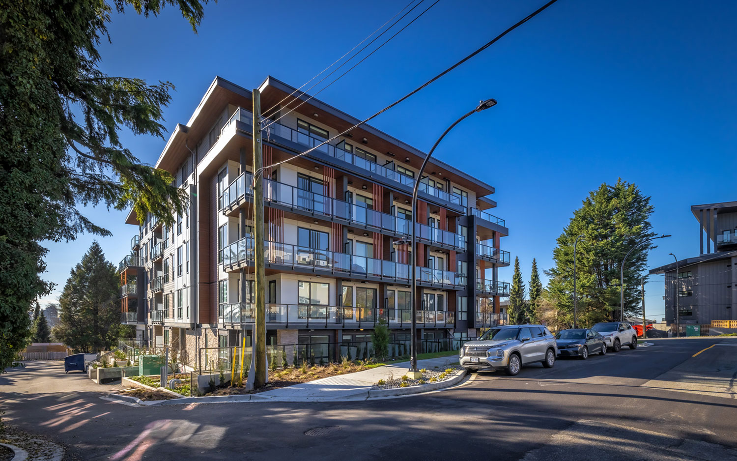 2024_0061---2590-Lonsdale-Avenue-(Exterior)-7